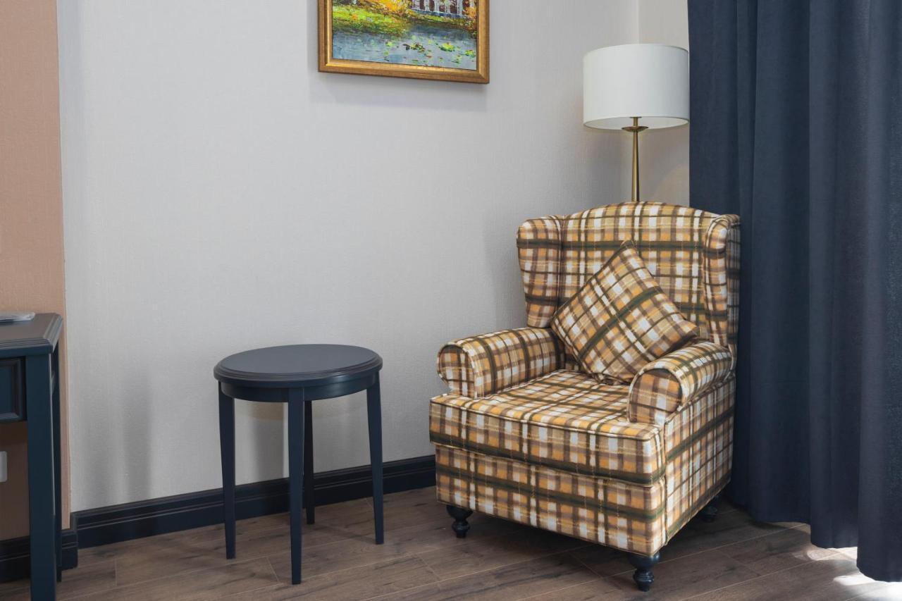 Macara Lake Park Quba Exterior photo A chair with a plaid pattern