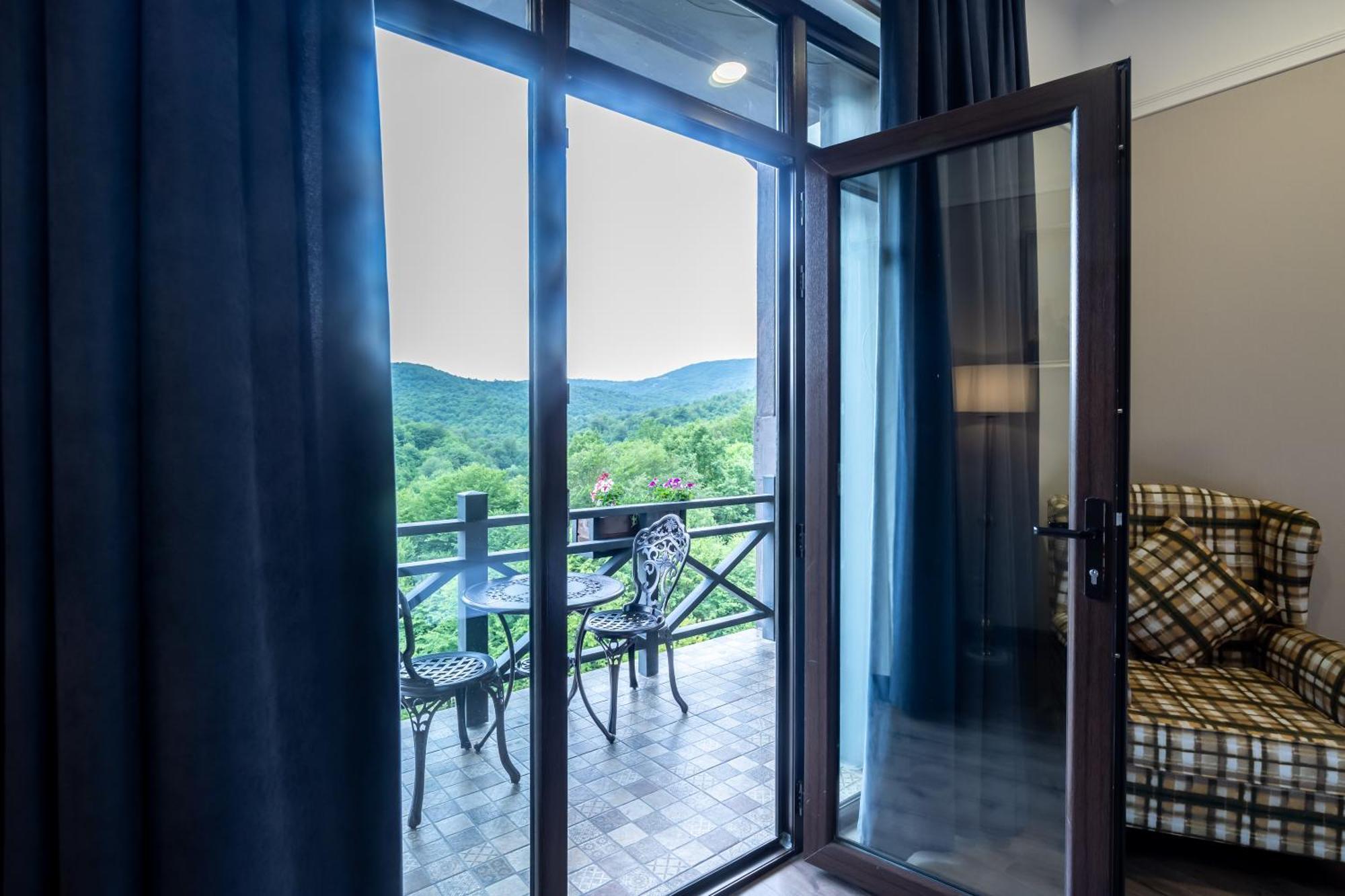 Macara Lake Park Quba Exterior photo A French door